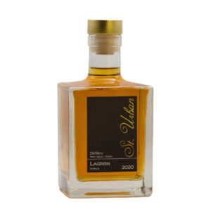 St. Urban Lagrein Barrique 2020 bottle with golden liquid, cork and metallic top, distillery from Girlan-Eppan, Südtirol.